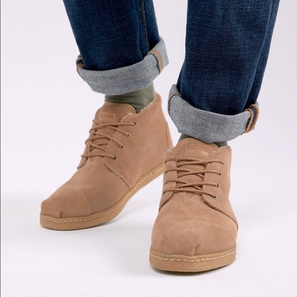 TOMS BOTAS TOFFEE SUEDE CREPE & SHEARL (SIZE 7)
